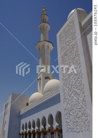 UAE アブダビ シェイクザィードグランドモスクのミナレット 108976245