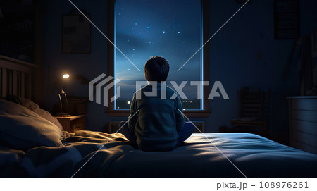 窓から見える美しい夜空を眺める少年の後ろ姿「AI生成画像」 108976261