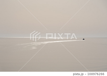 朝日を浴びる穏やかな海 朝日を浴びる穏やかな海 108976266