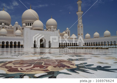 UAE アブダビ シェイクザィードモスクの中庭とミナレット 108976624