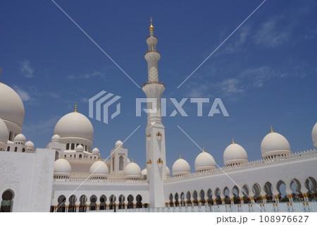 UAE アブダビ シェイクザィードグランドモスクのミナレット 108976627