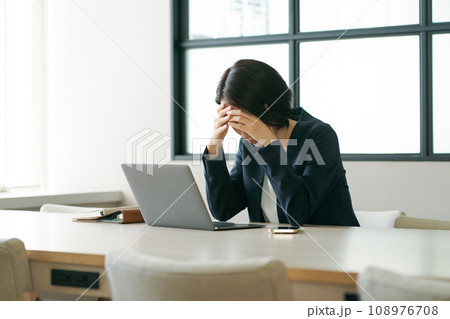 疲れた表情の働く女性 108976708