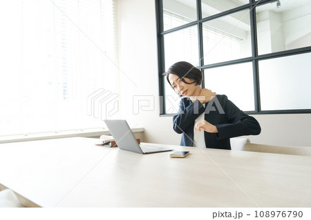 肩こりに悩むビジネスパーソン 肩こりに悩むビジネスパーソン 108976790