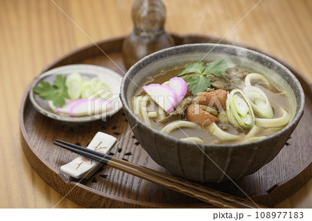 熱々出来立てのカレーうどん 熱々出来立てのカレーうどん 108977183