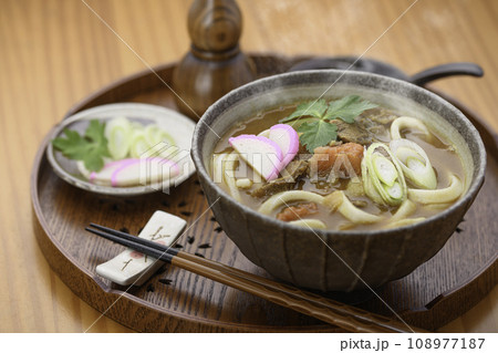 熱々出来立てのカレーうどん 108977187