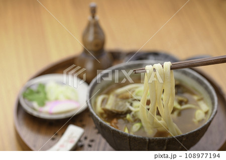 熱々出来立てのカレーうどん 108977194