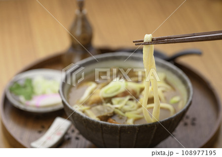 熱々出来立てのカレーうどん 108977195