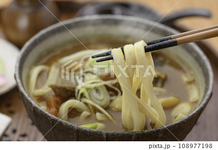 熱々出来立てのカレーうどん 108977198