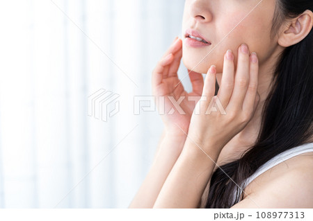肌の保湿を実感する若い女性。（パーツモデル） 108977313