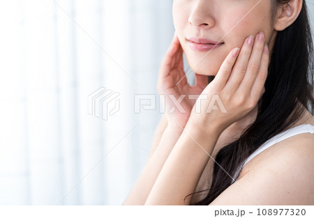 肌の保湿を実感する若い女性。（パーツモデル） 108977320