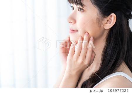 肌の保湿を実感する若い女性。 肌の保湿を実感する若い女性。 108977322