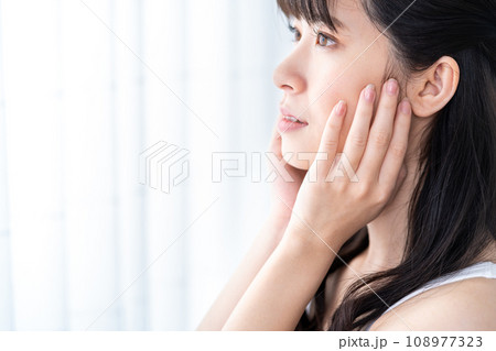 肌の保湿を実感する若い女性。 肌の保湿を実感する若い女性。 108977323