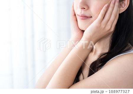肌の保湿を実感する若い女性。（パーツモデル） 108977327