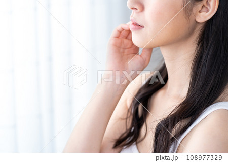 肌の保湿を実感する若い女性。（パーツモデル） 108977329