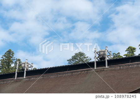 檜皮葺（ひわだぶき）屋根の上の天水桶 108978245