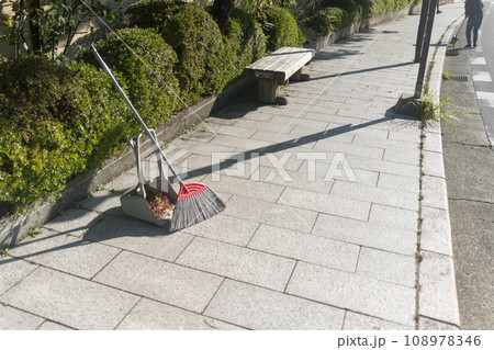 早朝の道路掃除 108978346