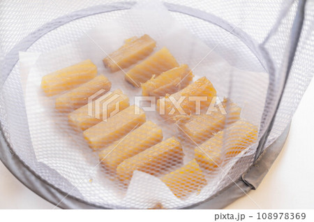 野菜干しネットで干し芋作り 野菜干しネットで干し芋作り 108978369
