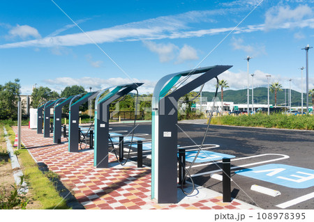 サービスエリアのEV充電設備 108978395