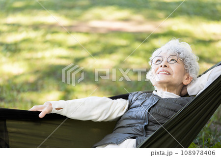ハンモックでくつろぐ60代女性 ハンモックでくつろぐ60代女性 108978406