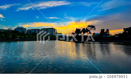 夕暮れの皇居のお堀 夕暮れの皇居のお堀 108979051