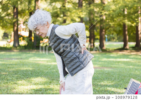 腰が痛いシニア女性 108979128