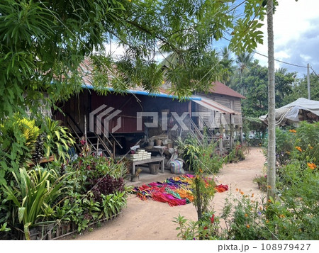 カンボジア・村と高床式の家屋 カンボジア・村と高床式の家屋 108979427