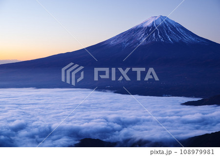 日本の風景「富士山と雲海」 108979981