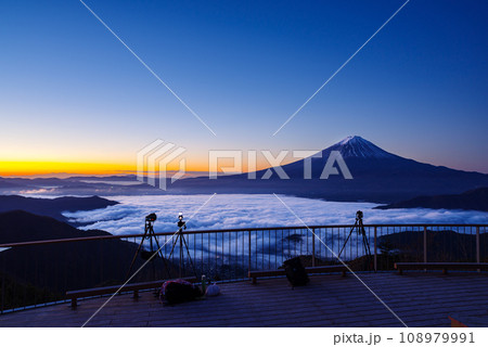 日本の風景「富士山と雲海」 108979991