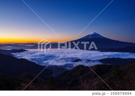 日本の風景「富士山と雲海」 108979994