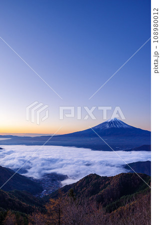 日本の風景「富士山と雲海」 108980012
