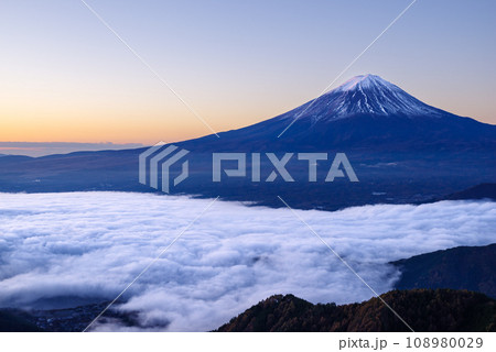 日本の風景「富士山と雲海」 108980029