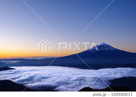 日本の風景「富士山と雲海」 日本の風景「富士山と雲海」 108980031