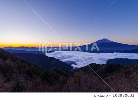 日本の風景「富士山と雲海」 108980032