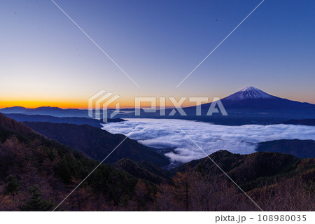 日本の風景「富士山と雲海」 108980035