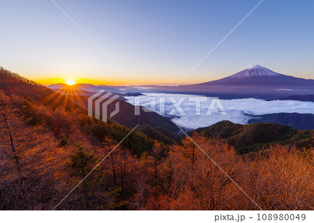日本の風景「富士山と雲海」 日本の風景「富士山と雲海」 108980049