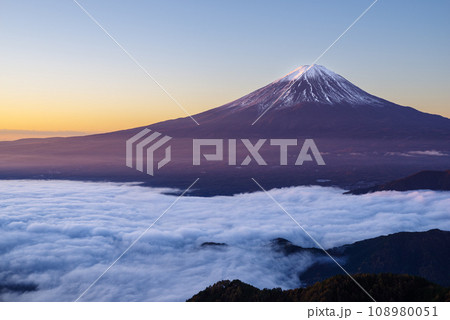 日本の風景「富士山と雲海」 108980051