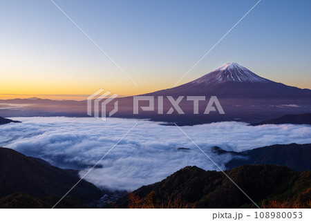 日本の風景「富士山と雲海」 日本の風景「富士山と雲海」 108980053