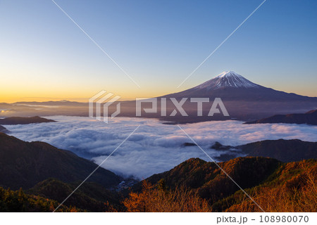 日本の風景「富士山と雲海」 108980070