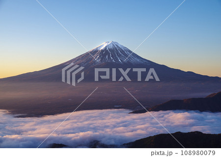 日本の風景「富士山と雲海」 108980079