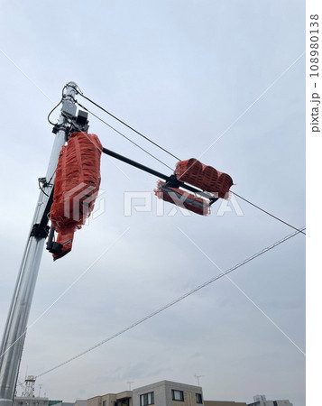曇天と使用前の信号機 曇天と使用前の信号機 108980138