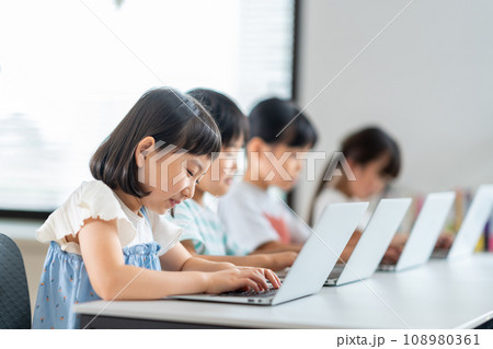 IT学習をする小学生達。 IT学習をする小学生達。 108980361