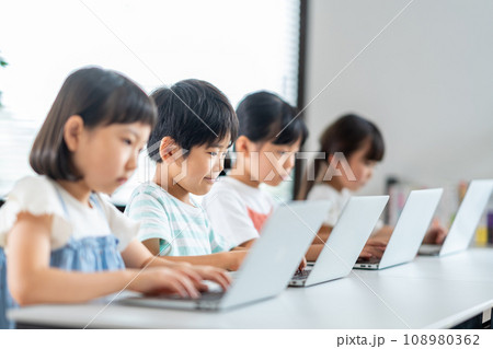 IT学習をする小学生達。 IT学習をする小学生達。 108980362
