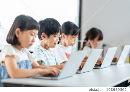 IT学習をする小学生達。 IT学習をする小学生達。 108980363