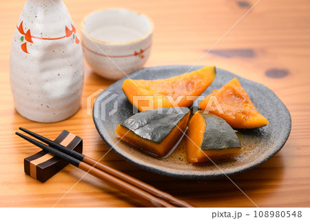 かぼちゃ煮物と日本酒 108980548