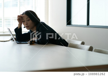 オフィスでぐったりとする女性 オフィスでぐったりとする女性 108981262