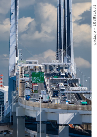 《神奈川県》ベイブリッジと横浜港の都市風景 《神奈川県》ベイブリッジと横浜港の都市風景 108981631