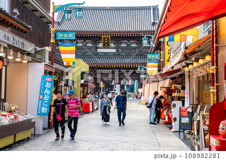 【神奈川県】たくさんのお店が並ぶ川崎大師へ続く仲見世通り 【神奈川県】たくさんのお店が並ぶ川崎大師へ続く仲見世通り 108982281
