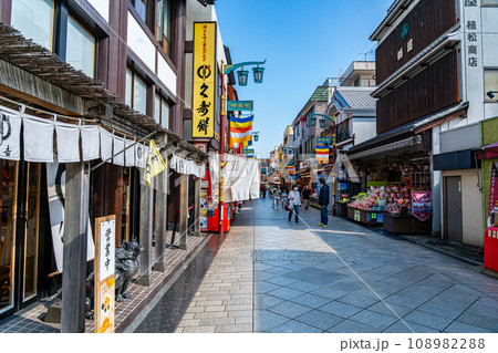 【神奈川県】たくさんのお店が並ぶ川崎大師へ続く仲見世通り 108982288