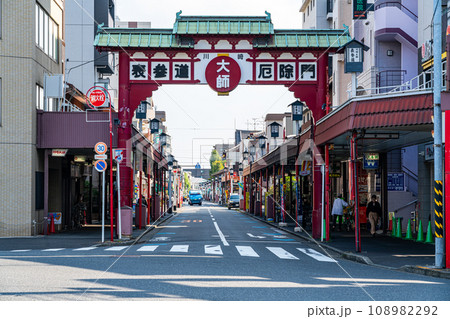 【神奈川県】川崎大師へ続く表参道と厄除門 【神奈川県】川崎大師へ続く表参道と厄除門 108982292
