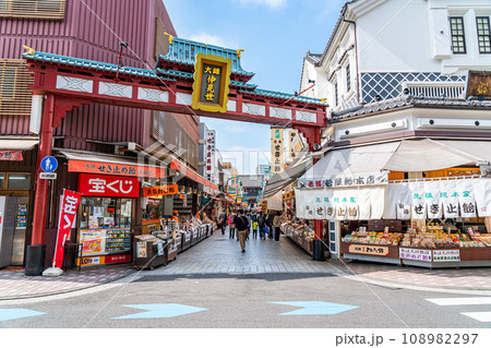 【神奈川県】たくさんのお店が並ぶ川崎大師へ続く仲見世通り 108982297
